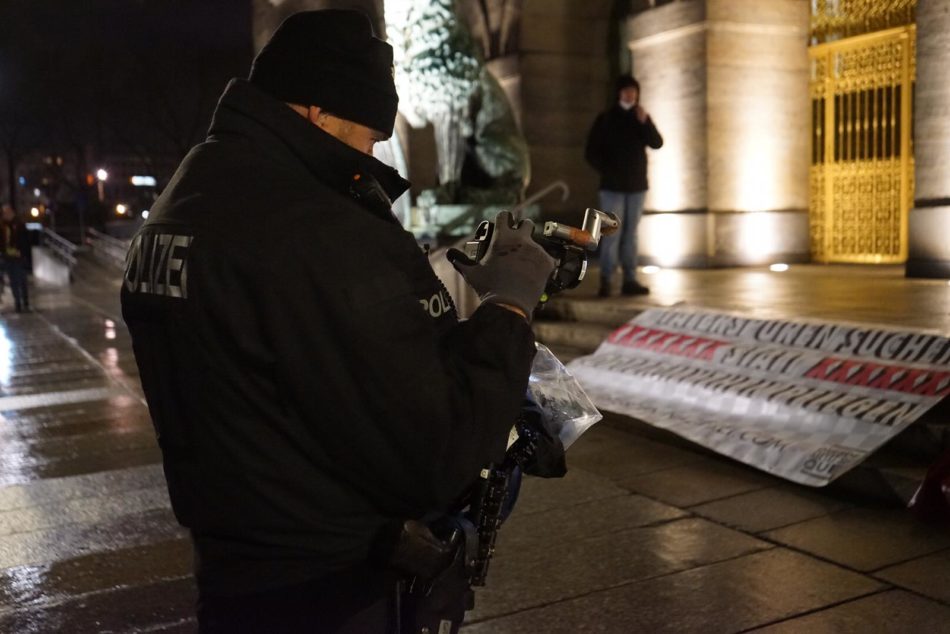 Die Polizei Dresden beastandete zuerst die Transparente der Kundgebung