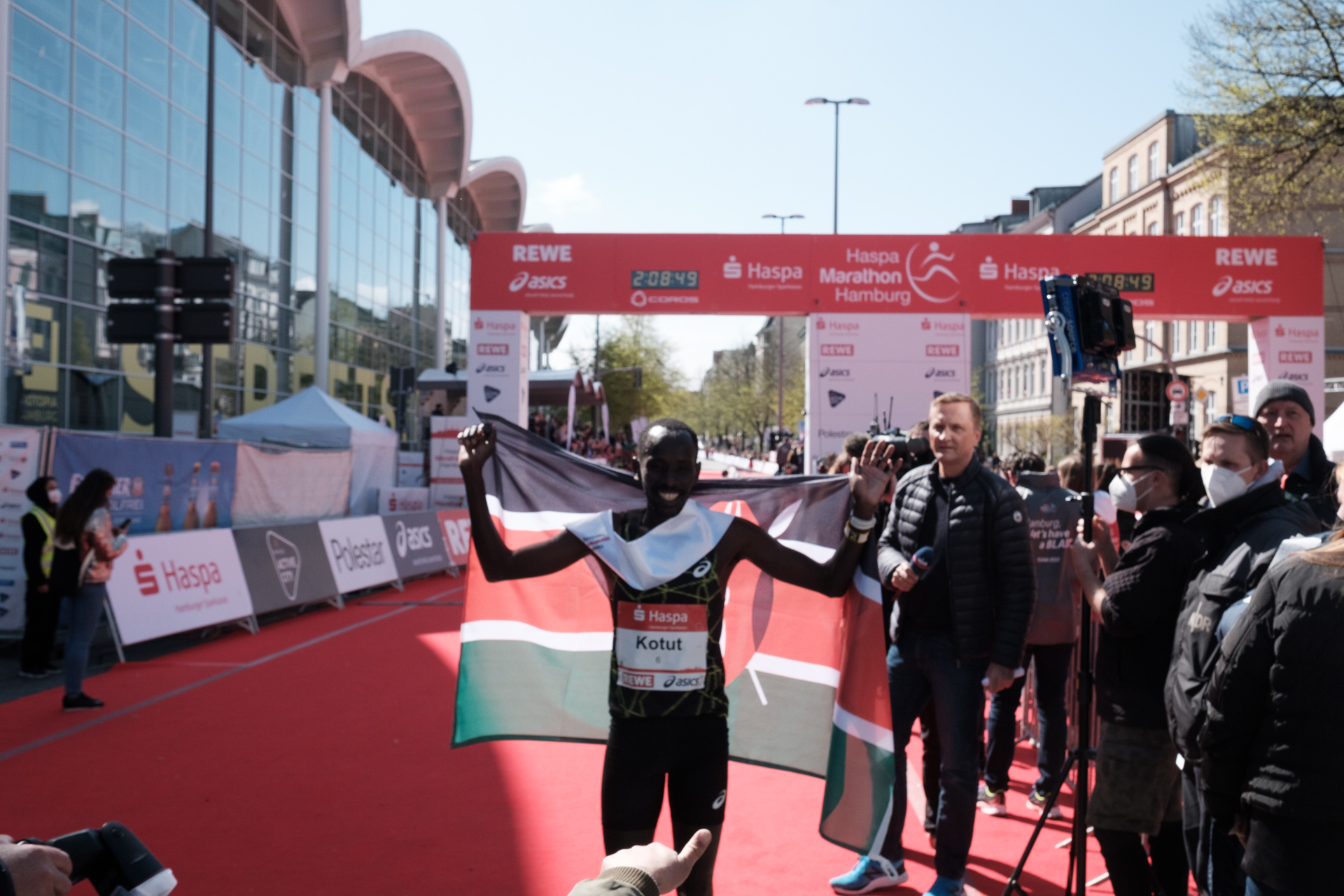 Der Sieger des Haspa Marathon Hamburg 2022 Cybrian Kotut