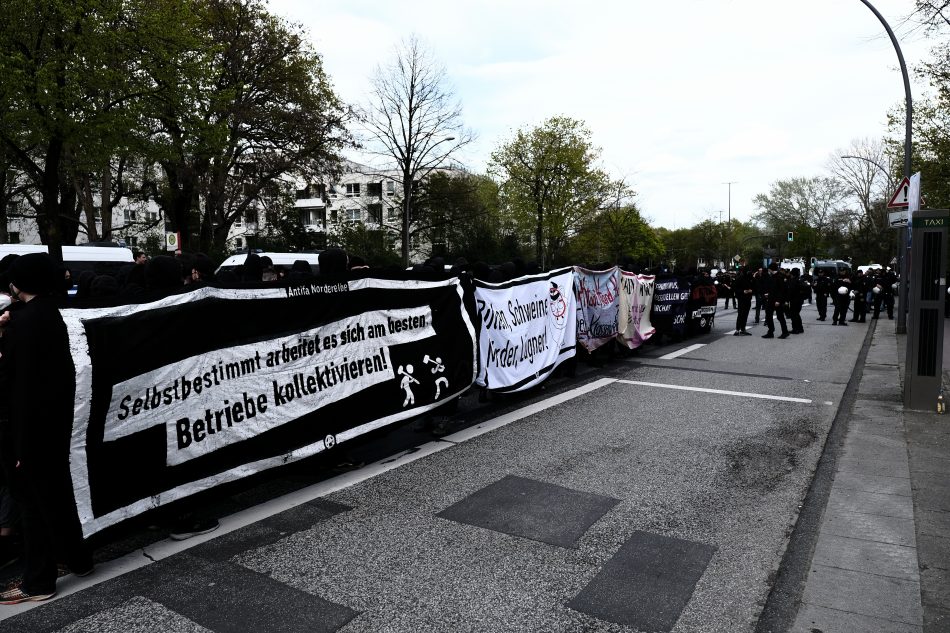 Anarchistische Demonstration, mehrere Banner hintereinander