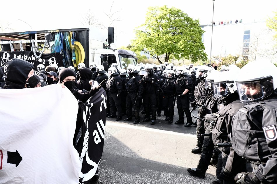 Die Polizei Hamburg kesselt die Teilnehmer der Demonstration ein
