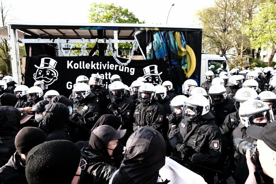 Die Polizei Hamburg kesselt die Teilnehmer der Demonstration ein