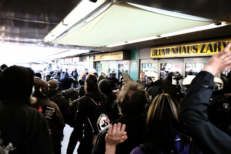 Die Polizei sperrte den Ausgang der U-Bahn Schlump musste aber auf Grund der großen Personenanzahl den Weg freigeben