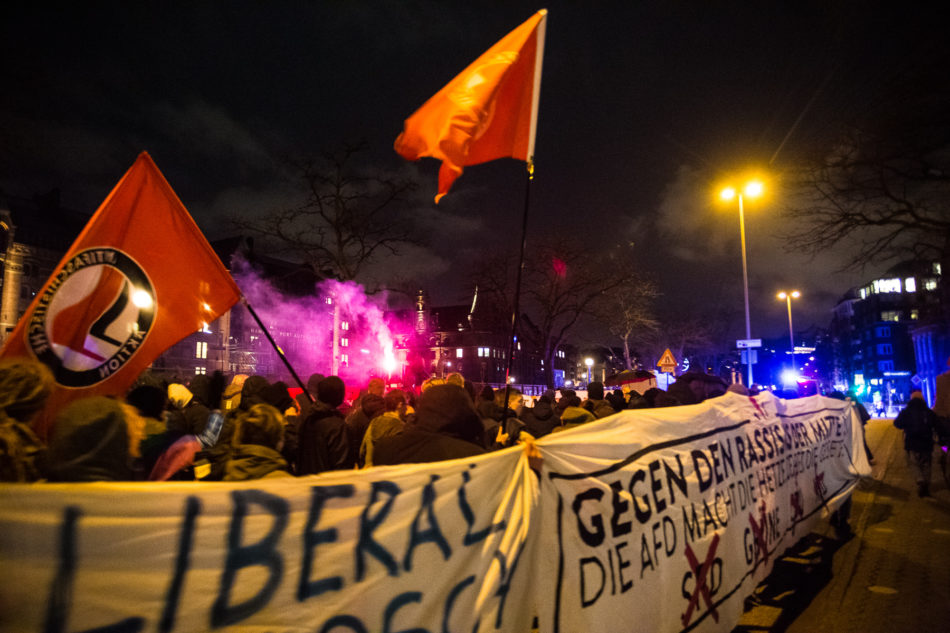 Ein Bengalo bei der Demonstration gegen die FDP in Hamburg