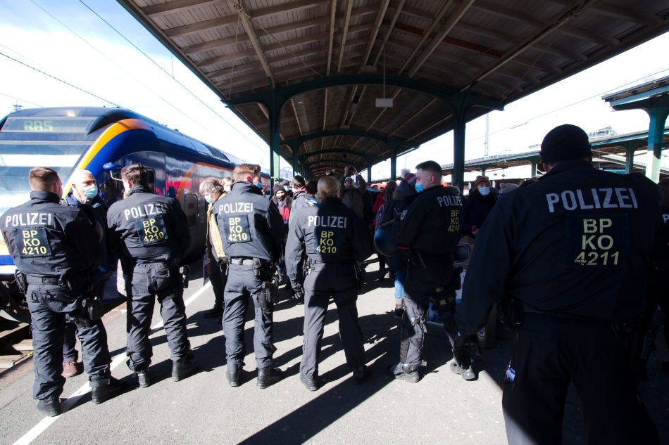 Anreisende Teilnehmer der Querdenken Demo werden am Bahnhof gestoppt