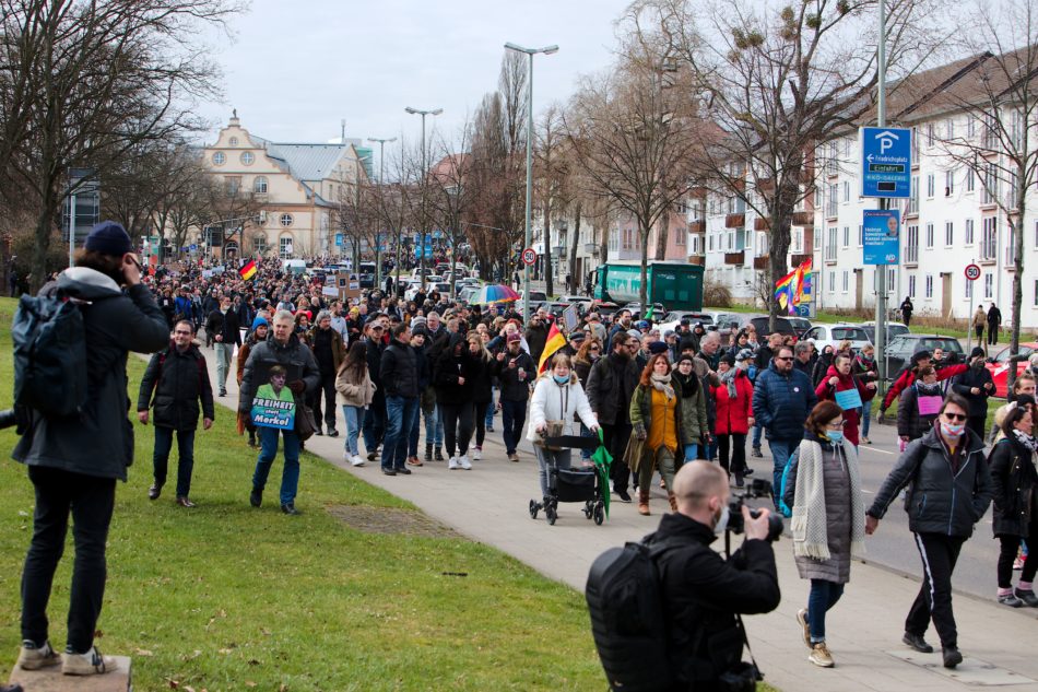 Vom Friedrichsplatz hat sich eine nicht erlaubte Demonstration unbegleitet von der Polizei in gang gesetzt