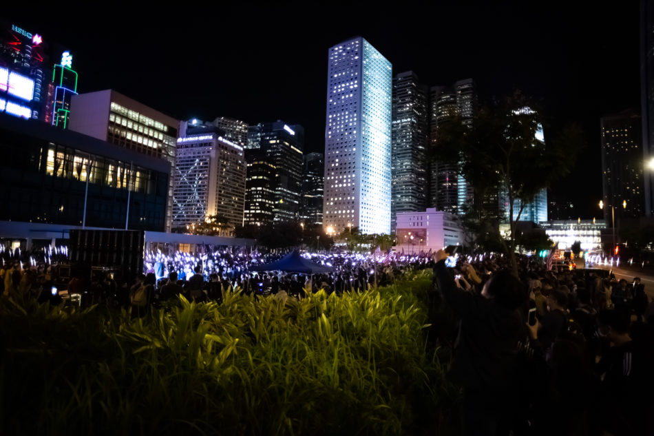 Tausende singen Glory to Hongkong