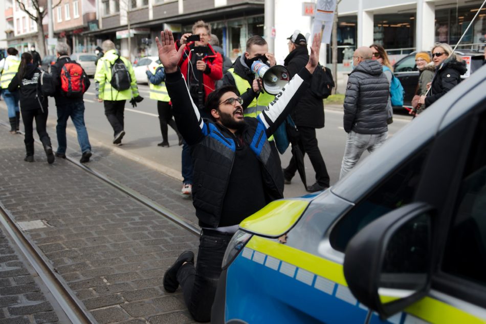 Immer wieder blockierten Personen aus der untersagten Demonstration die Polizei