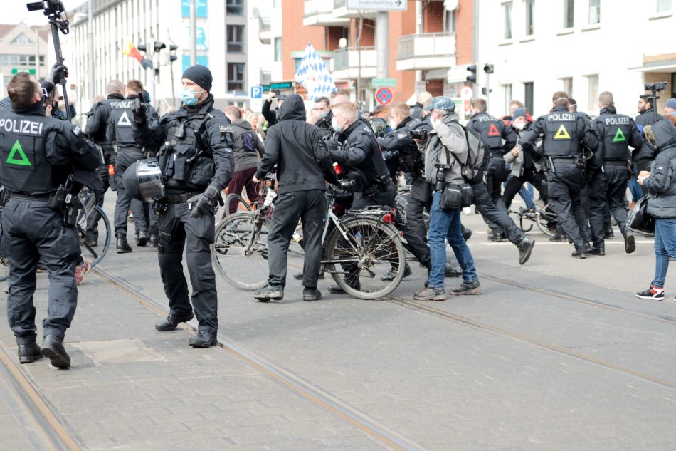 Nach dem die Unterstützung angekommen ist, wurde sich erst mal rabiat um die wenigen Gegendemonstranten gekümmert