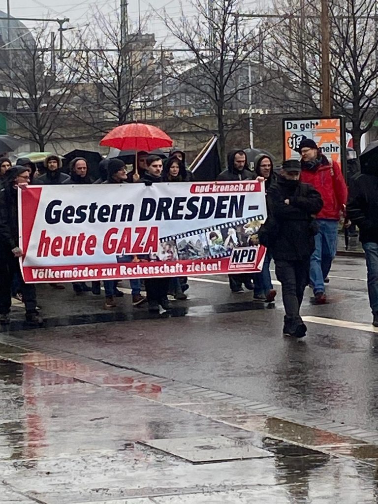 Transparent der Nazi Demonstration in Dresden