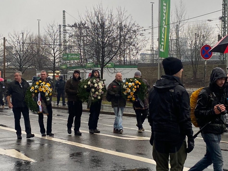 Teilnehmer der Nazi Demo mit Blumenkränzen