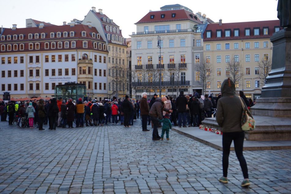 Gleich zwei Demonstrationen auf dem Neumarkt in Dresden eine Friedensmahnwache und Corona Leugner