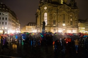 Unter dem Motto "Dresden bleibt Bunt" versammelten sich ca. 300 Dresdener vor der Frauenkirche