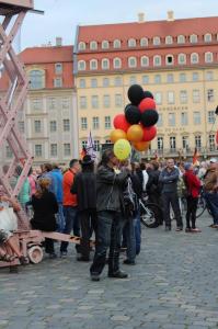M. Baumgarten mit Deutschlandluftballons