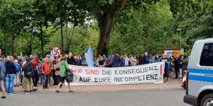 Fronttransparent von Querdenken mit der Aufschrift: "Wir sind die Konsequenz für eure Inkosenquenz!"