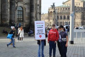 "Herz statt Hetze. Sachse, sei wachsam! Geh nicht den Nazis auf den Leim! No Hate"